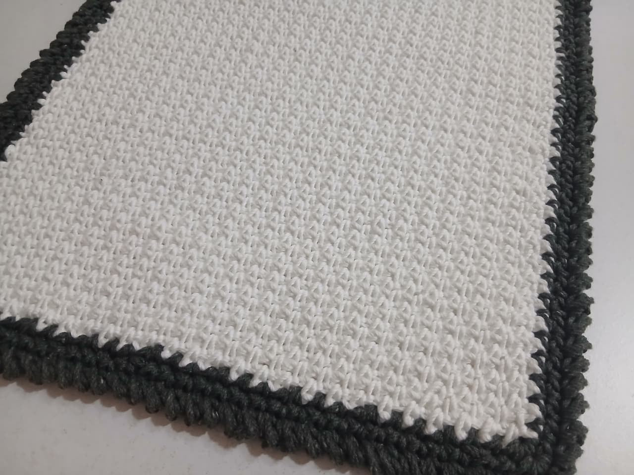 "Ovela Cedar Dining Set" White with charcoal green border-Table runner and 4 placemats set
