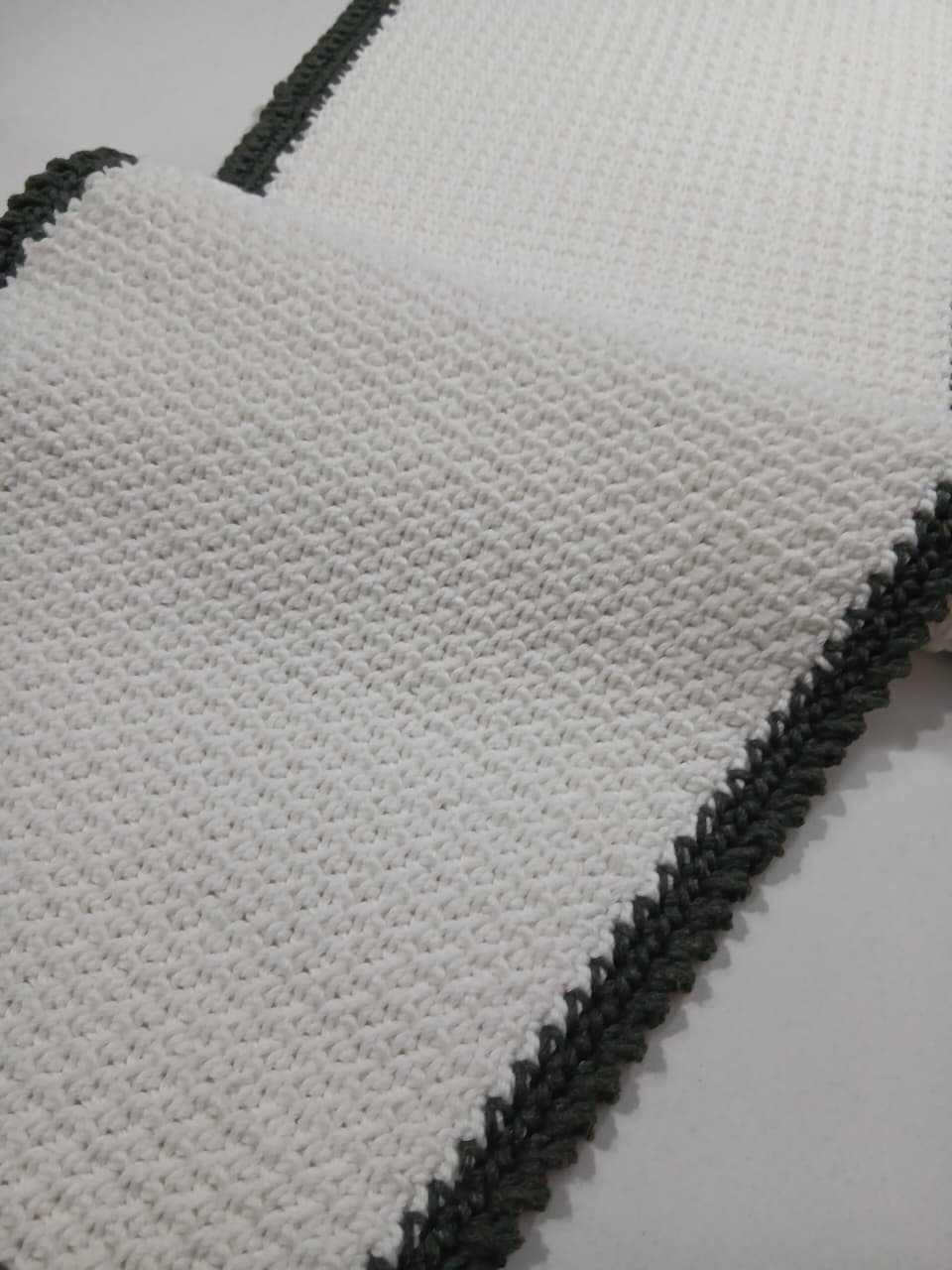 "Ovela Cedar Dining Set" White with charcoal green border-Table runner and 4 placemats set